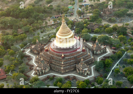 Una veduta aerea della pentagonale Dhammayazika Paya con la sua cupola dorata, nei dintorni della nuova Bagan (Myanmar). Foto Stock