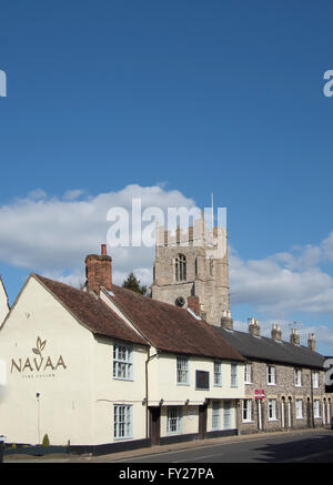 Una vista del vecchio edificio e case, con tutta la Chiesa di St dietro, in Church Street, Sudbury, Suffolk Foto Stock