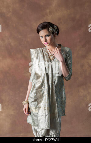 Bella donna asiatica indossando shelwar kameez Foto Stock