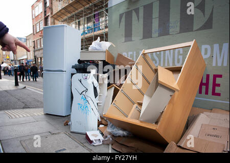 Arte di strada da Francisco de Pajaro, arte è il Cestino, un artista di strada che dipinge su Cestino nella parte est di Londra, Shoreditch Foto Stock