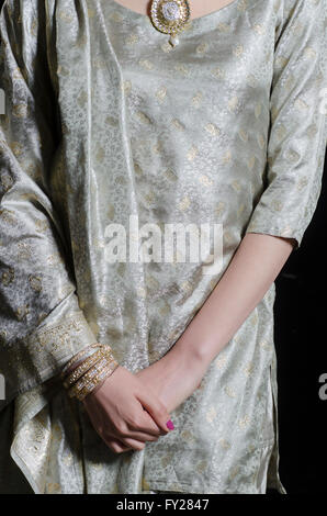 In prossimità di una donna pakistana indossando shelwar kameez Foto Stock