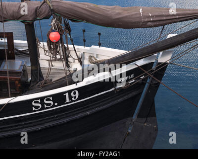 Prua di legno vecchio Cornish nave ormeggiata al Porto di Newlyn Cornwall Inghilterra REGNO UNITO Foto Stock