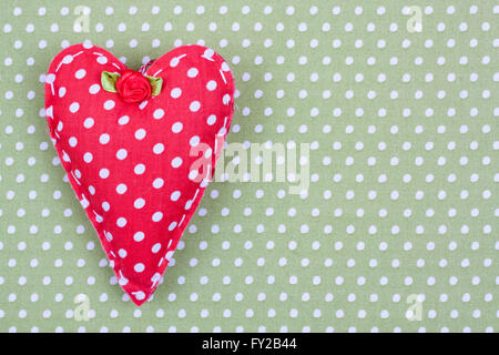 Red polka dot cuore di tessuto Foto Stock