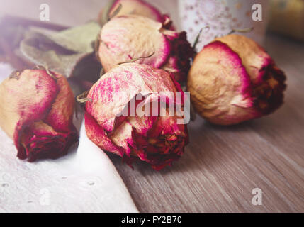 Rosebuds essiccato e laccio sul tavolo Foto Stock