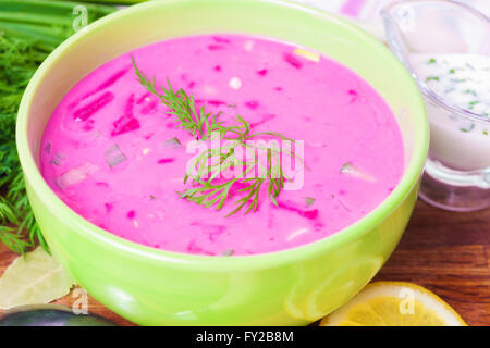 Fredda zuppa di barbabietole con le erbe sul tavolo Foto Stock