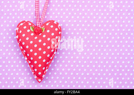 Red polka dot cuore di tessuto Foto Stock