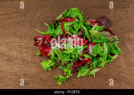 Insalata fresca con verdure miste rucola, mesclun, mache cibo sano. Foto Stock
