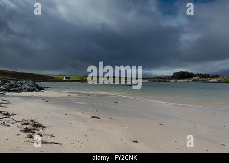 Spiaggia Traigh vicino Arisaig in Scozia su una burrasca, giorno nuvoloso. Foto Stock