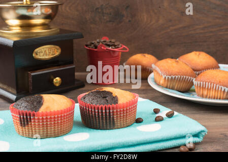 Retrò macinino da caffè, coffee mill tazza da caffè, cioccolato tortina, muffin, i chicchi di caffè. Ancora, ristorante, caffetteria. Legno bac Foto Stock