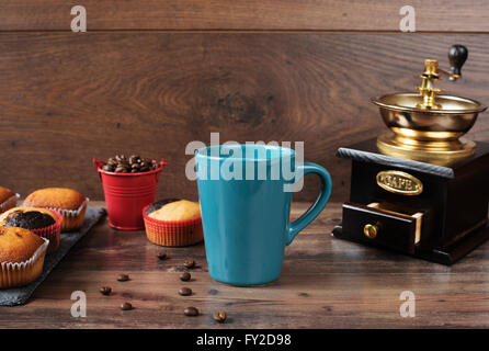 Retrò macinino da caffè, coffee mill tazza da caffè, cioccolato tortina, muffin, i chicchi di caffè. Ancora, ristorante, caffetteria. Legno bac Foto Stock