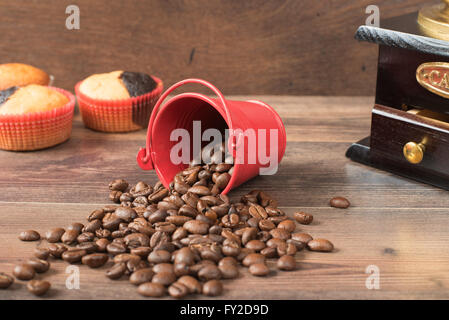 Retrò macinino da caffè, coffee mill tazza da caffè, cioccolato tortina, muffin, i chicchi di caffè. Ancora, ristorante, caffetteria. Legno bac Foto Stock
