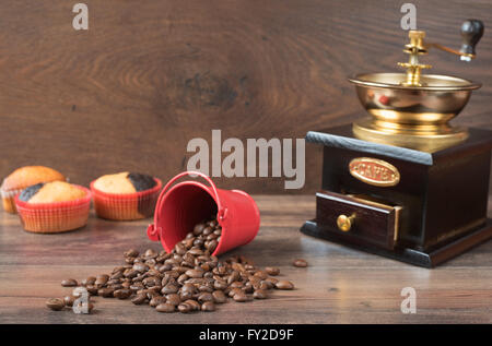 Retrò macinino da caffè, coffee mill tazza da caffè, cioccolato tortina, muffin, i chicchi di caffè. Ancora, ristorante, caffetteria. Legno bac Foto Stock