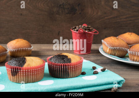 Retrò macinino da caffè, coffee mill tazza da caffè, cioccolato tortina, muffin, i chicchi di caffè. Ancora, ristorante, caffetteria. Legno bac Foto Stock