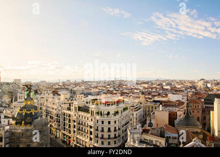 Lo skyline di Madrid (Spagna) da de CBA (Circulo de Bellas Artes) durante il tramonto Foto Stock