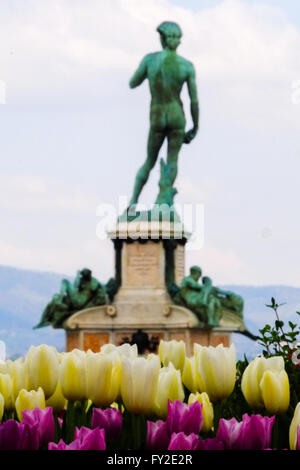Statua di Davide circondato da tulipani al famoso Piazzale Michelangelo. Firenze, Italia. Foto Stock