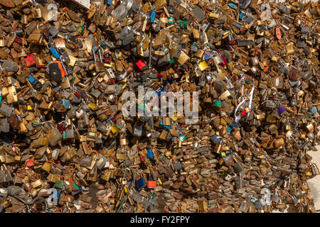 Molti amano lucchetti bloccato sulla catena di ferro al landmark, turisti. La città di Pecs Ungheria Foto Stock