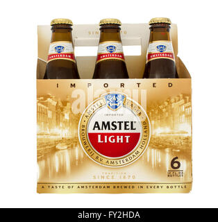 Winneconne, WI -31 OTT 2015: Six Pack og Amstel birra chiara. Foto Stock