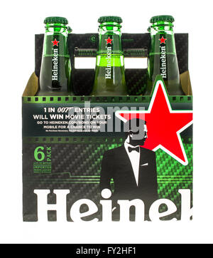 Winneconne, WI -3 Nov 2015: six pack di birra Heineken. Foto Stock