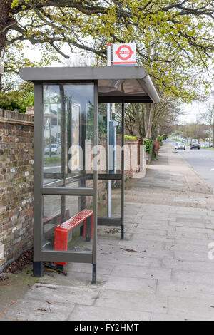 Un autobus a vuoto shelter, Ickenham, Hillingdon, London, Regno Unito Foto Stock