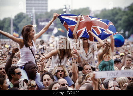 Live 8 a Hyde Park, Londra. Luglio 2 2005. Godendo della folla Foto Stock