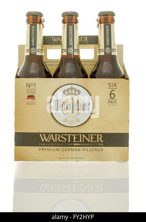 Winneconne, WI - 10 GEN 2016: Un six pack di Warsteiner birra. Foto Stock