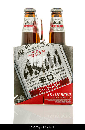 Winneconne, WI - 7 Feb 2016: six pack di Asahi Beer dal Giappone. Foto Stock
