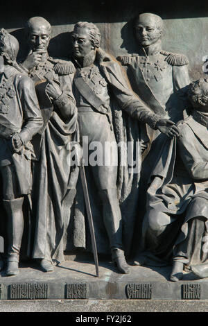 Il russo Maresciallo di Campo Michael Barclay de Tolly, Russo Maresciallo di Campo Mikhail Kutuzòv e ammiraglio russo Dmitry Senyavin rappresentato (da sinistra a destra) in bassorilievo dedicato al Russo leader militari e gli eroi da scultori russo Matvey Chizhov e Alexander Lubimov. Dettaglio del monumento per il millennio della Russia (1862) progettato da Mikhail Mikeshin in Veliky Novgorod, Russia. Foto Stock