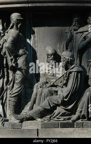 Il Gran Principe Sviatoslav I di Kiev, Principe Mstislav Mstislavich il grassetto e il Prince Daniel della Galizia rappresentato (da sinistra a destra) in bassorilievo dedicato al Russo leader militari e gli eroi da scultori russo Matvey Chizhov e Alexander Lubimov. Dettaglio del monumento per il millennio della Russia (1862) progettato da Mikhail Mikeshin in Veliky Novgorod, Russia. Il principe Daumantas di Pskov è raffigurato in piedi la sfondi a destra. Foto Stock