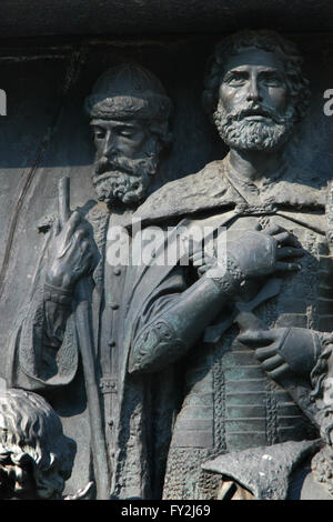 Il principe Daumantas di Pskov (L) e Grand Prince Alexander Nevsky di Kiev (R) raffigurato in bassorilievo dedicato al Russo leader militari e gli eroi da scultori russo Matvey Chizhov e Alexander Lubimov. Dettaglio del monumento per il millennio della Russia (1862) progettato da Mikhail Mikeshin in Veliky Novgorod, Russia. Foto Stock