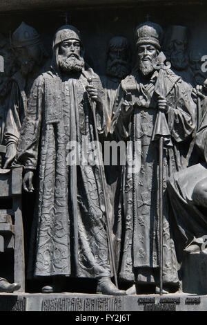 Il patriarca Nikon di Mosca (L) e San Dimitry di Rostov (R) raffigurato in bassorilievo dedicato a uomini russi di illuminazione da parte dello scultore russo Matvey Chizhov. Dettaglio del monumento per il millennio della Russia (1862) progettato da Mikhail Mikeshin in Veliky Novgorod, Russia. Il principe Konstanty Ostrogski Wasyl è rappresentato sullo sfondo a destra. Filantropo Fëdor Rtishchev è raffigurato in background nel mezzo. San Tikhon di Zadonsk (L) e Saint Mitrophan di Voronezh (R) sono raffigurati sullo sfondo a sinistra. Foto Stock