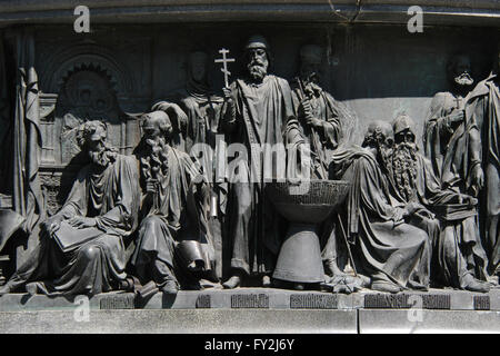 Santi russi e leader spirituali raffigurato in bassorilievo dedicato a uomini russi di illuminazione da parte dello scultore russo Matvey Chizhov. Dettaglio del monumento per il millennio della Russia (1862) progettato da Mikhail Mikeshin in Veliky Novgorod, Russia. Persone da sinistra a destra: i santi Cirillo e Metodio (seduto), santa Olga di Kiev, san Vladimiro il Grande, Saint Abramo di Rostov, dei Santi Antonio e Teodosio di Kiev (seduta), i fondatori di Kiev Pechersk Lavra, e Saint Kuksha delle Grotte di Kiev. Foto Stock