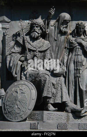 Il Gran Principe Ivan III di Mosca, noto anche come Ivan il Grande, raffigurato in bassorilievo dedicato alla federazione di statisti da scultore russo Nikolai Laveretsky. Dettaglio del monumento per il millennio della Russia (1862) progettato da Mikhail Mikeshin in Veliky Novgorod, Russia. Statista russo Protopope Silvester (L) e Anastasia Romanovna (R), la prima moglie di Ivan il Terribile, sono raffigurati sullo sfondo a destra. Foto Stock