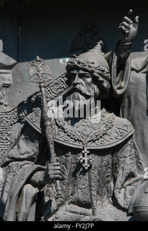 Il Gran Principe Ivan III di Mosca, noto anche come Ivan il Grande, raffigurato in bassorilievo dedicato alla federazione di statisti da scultore russo Nikolai Laveretsky. Dettaglio del monumento per il millennio della Russia (1862) progettato da Mikhail Mikeshin in Veliky Novgorod, Russia. Foto Stock