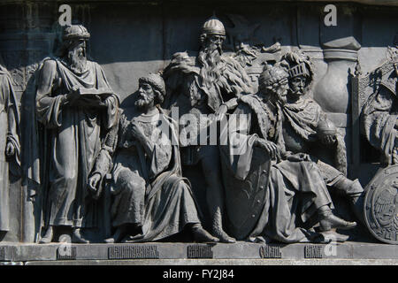 Kievan princes Yaroslav il Saggio e Vladimir Monomakh e principi della Lituania Gediminas, Algirdas e Vytautas il grande rappresentato (da sinistra a destra) in bassorilievo dedicato alla federazione di statisti da scultore russo Nikolai Laveretsky. Dettaglio del monumento per il millennio della Russia (1862) progettato da Mikhail Mikeshin in Veliky Novgorod, Russia. Foto Stock