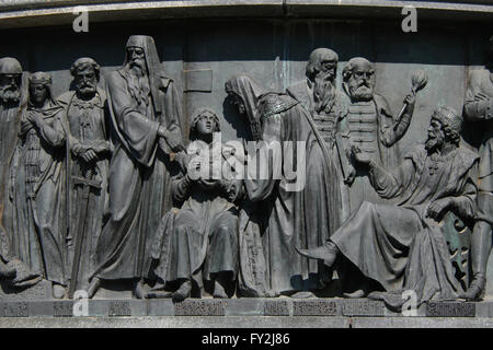 Tsar Michael e Alexis dello Zar di Russia raffigurato in bassorilievo dedicato alla federazione di statisti da scultore russo Nikolai Laveretsky. Dettaglio del monumento per il millennio della Russia (1862) progettato da Mikhail Mikeshin in Veliky Novgorod, Russia. Persone da sinistra a destra: Protopope Silvester, Anastasia Romanovna, la prima moglie di Ivan il Terribile, Alexey Adashev, Hermogenes Patriarca di Mosca, Tsar Michael come un 16-anno-vecchio ragazzo, suo padre Philaret Patriarca di Mosca, Russo di statisti Afanasy Ordin-Nashchokin e Artamon Matveyev e Alexis dello Zar di Russia (seduta). Foto Stock