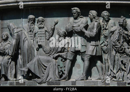 Alexis dello zar di Russia e lo zar Pietro il Grande raffigurato in bassorilievo dedicato alla federazione di statisti da scultore russo Nikolai Laveretsky. Dettaglio del monumento per il millennio della Russia (1862) progettato da Mikhail Mikeshin in Veliky Novgorod, Russia. Persone da sinistra a destra: Michael dello Zar di Russia come un 16-anno-vecchio ragazzo, suo padre Philaret Patriarca di Mosca, Russo di statisti Afanasy Ordin-Nashchokin e Artamon Matveyev e Alexis dello Zar di Russia (seduta), Lo zar Pietro il Grande di Russia, suo consigliere Yakov Dolgorukov, statista russo Ivan Betskoy e l'imperatrice Caterina la Grande. Foto Stock