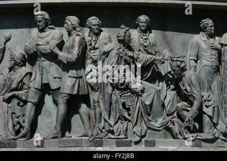 Lo zar Pietro il Grande e l'imperatrice Caterina la Grande raffigurato in bassorilievo dedicato alla federazione di statisti da scultore russo Nikolai Laveretsky. Dettaglio del monumento per il millennio della Russia (1862) progettato da Mikhail Mikeshin in Veliky Novgorod, Russia. Persone da sinistra a destra: Alexis dello Zar di Russia (seduta), Lo zar Pietro il Grande di Russia, Yakov Dolgorukov, Ivan Betskoy, imperatrice Caterina la Grande (seduto), Alexander Bezborodko, Grigory Potyomkin (inginocchiato) e Viktor Kochubey. Foto Stock