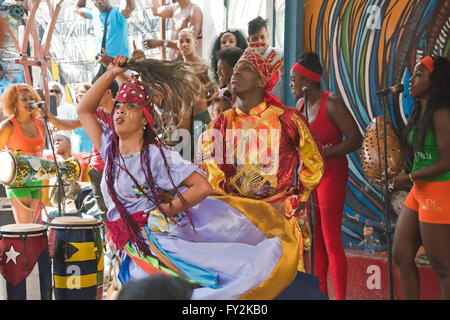 Vista orizzontale di Rumba ballerini e musicisti in Cuba. Foto Stock