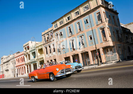 Vista orizzontale della American Classic Cars driving giù il Malecon a l'Avana, Cuba. Foto Stock