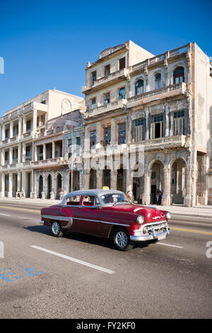 Vista verticale di edifici fatiscenti a l'Avana, Cuba. Foto Stock