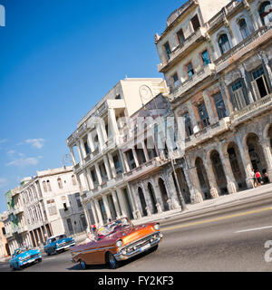 Square streetview di classic American Cars driving giù il Malecon a l'Avana, Cuba. Foto Stock