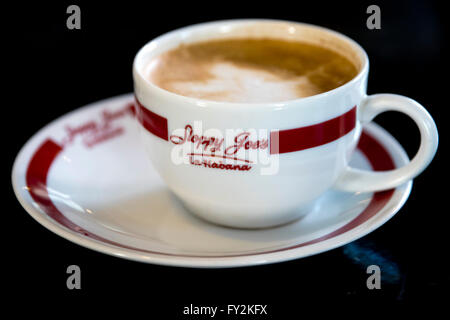 Chiudere orizzontale di un cafe con leche all Avana, Cuba. Foto Stock