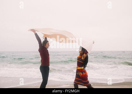 Coppia giovane accogliente e caldo sotto un piumone nel letto Foto stock -  Alamy