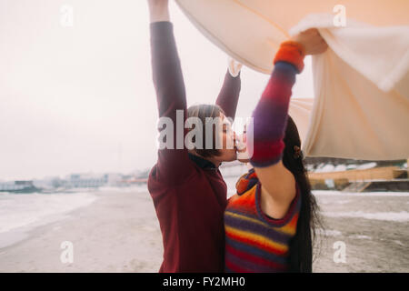 Coppia giovane accogliente e caldo sotto un piumone nel letto Foto stock -  Alamy