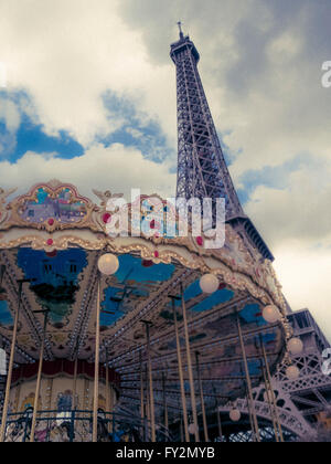 La Torre Eiffel e la giostra, Parigi, Francia Foto Stock