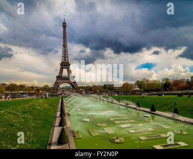 La Torre Eiffel e fontane in i Giardini Trocadero, Parigi, Francia. Foto Stock