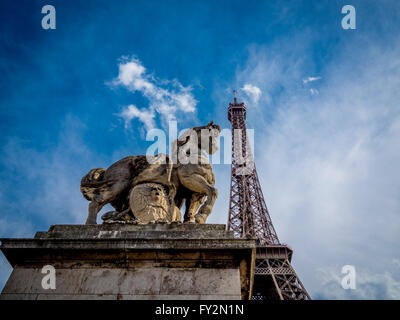 Guerriero gallico statua da Antoine-Augustin Préault con la torre Eiffel di Parigi, Francia. Foto Stock