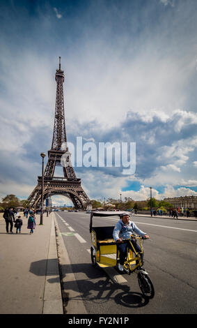 Torre Eiffel con bike taxi sul Pont d'Iéna, Parigi, Francia Foto Stock