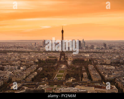 Tramonto su Parigi con la Torre Eiffel, Parigi, Francia Foto Stock