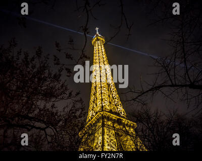 Accesa la Torre Eiffel di notte, Parigi, Francia. Foto Stock